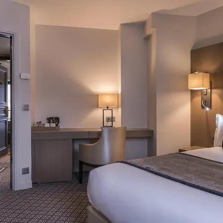 Hotel La Des Ternes 4*